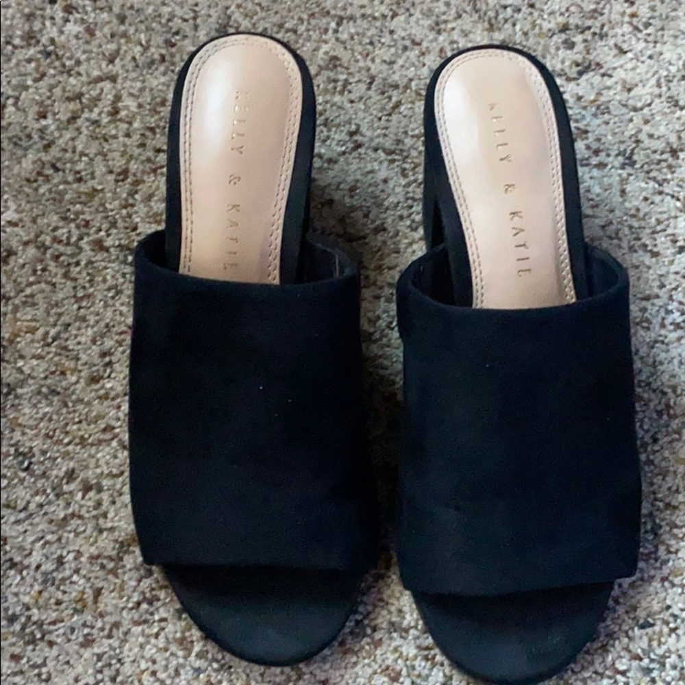 Kelly & Katie size 6 women’s.